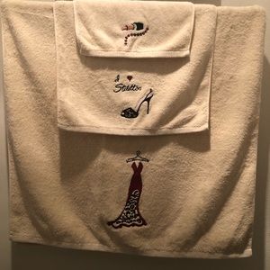 Embroidered 3 piece towel set 100 % cotton. Includes 2 large, 4 med, 1 small